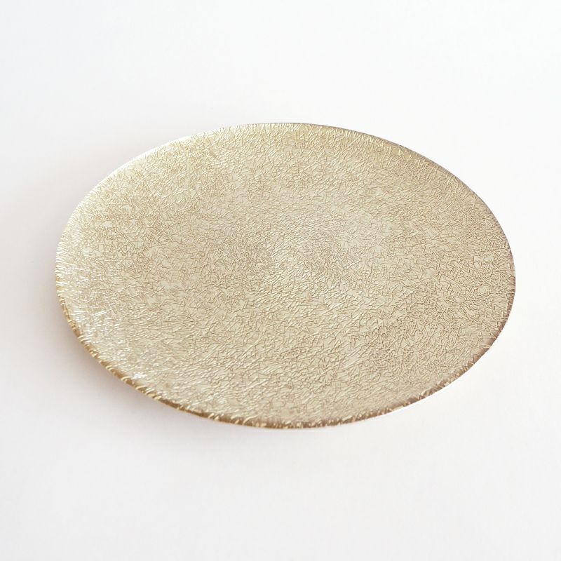 透明感のあるガラスに無数の細かな線の加工が施されたプレートです