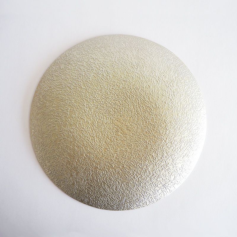 裏は艶消しのゴールドになっています