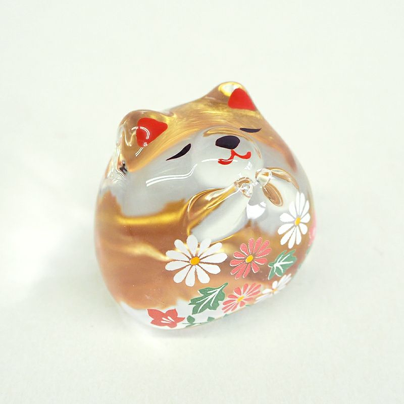 花柄模様に包まれたやさしい表情のワンちゃん
