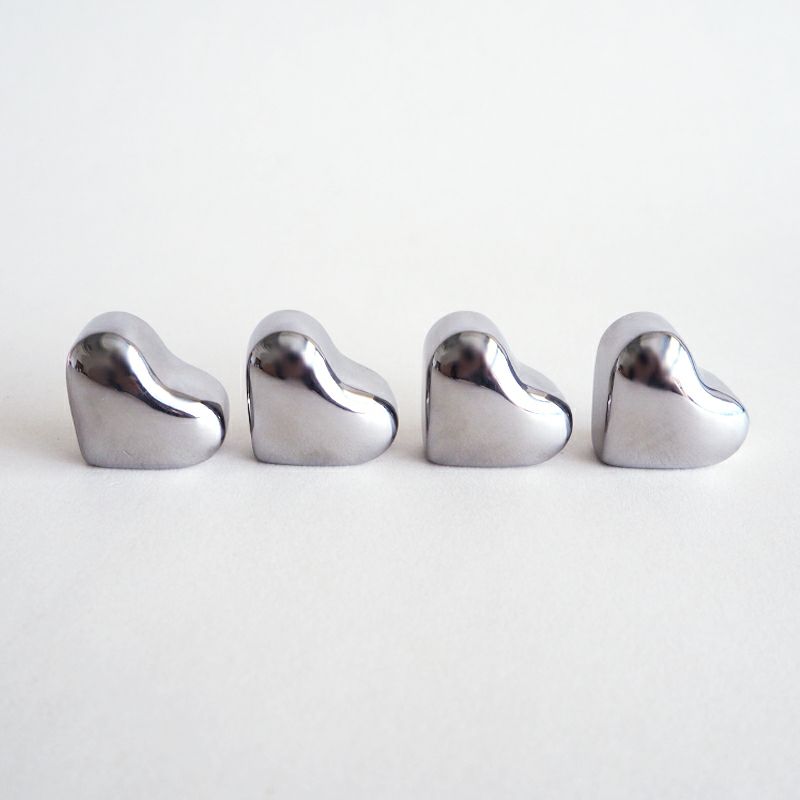 アイスキューブは何度でも繰り返し使用できる、ステンレス製の溶けない氷です