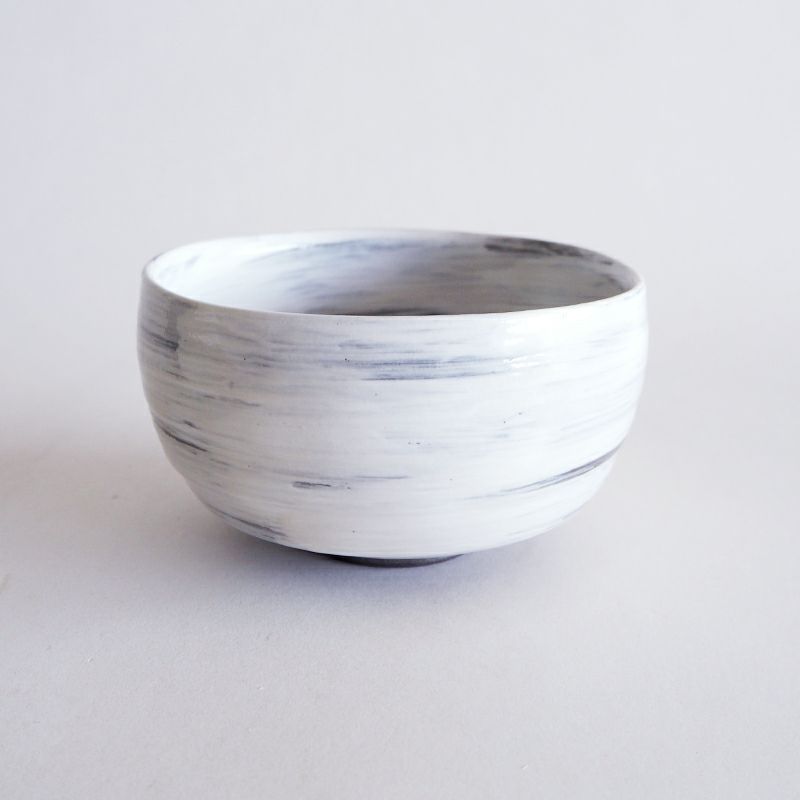 白い刷毛目模様が印象的な抹茶碗です