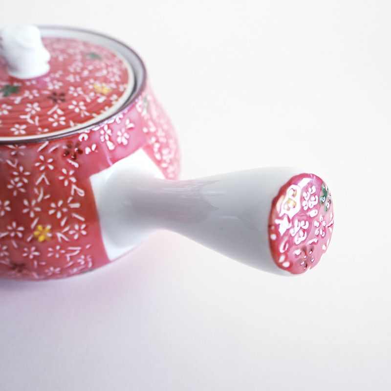 取っ手の絵柄もアクセントになっています