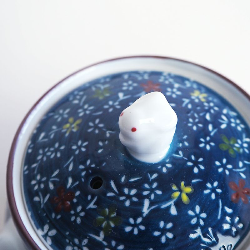 蓋の摘まみもうさぎになっています