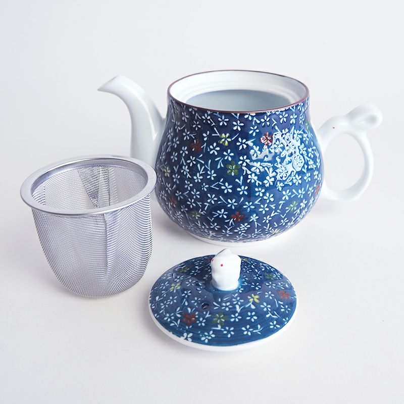 ステンレス製の茶こし付きです