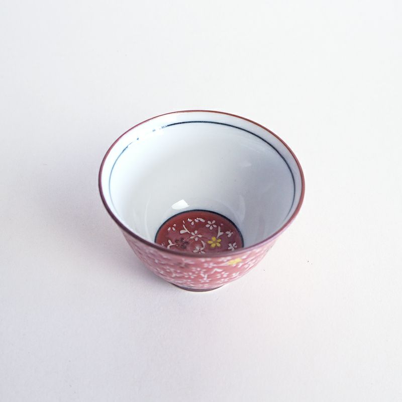 小花がかわいらしい煎茶碗です