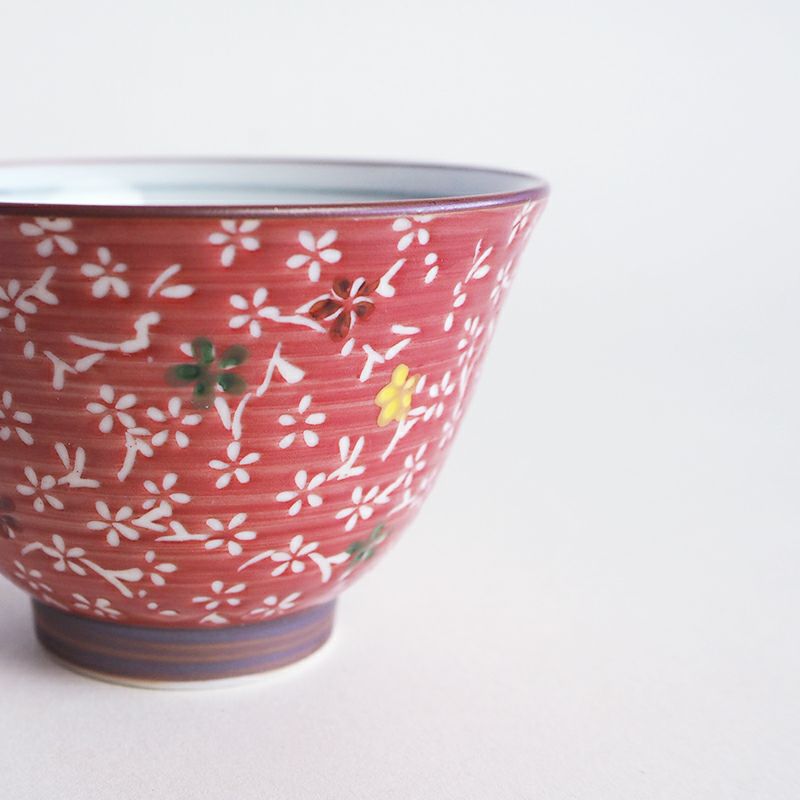 小花柄が可愛らしい器です