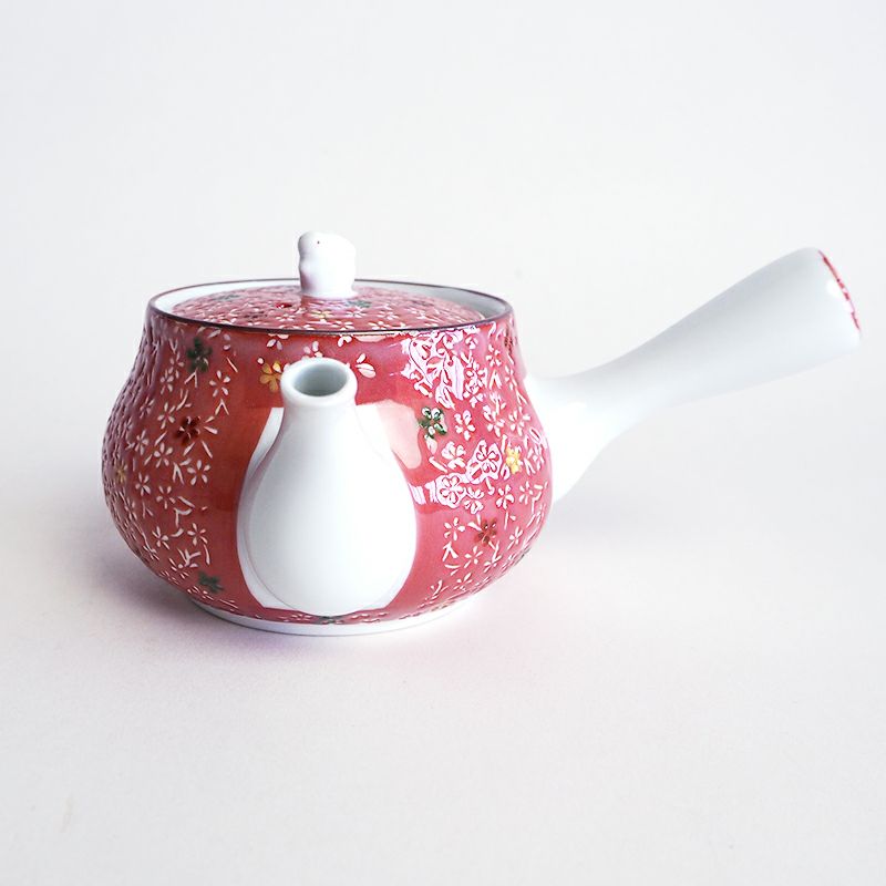 ぷっくりかわいらしい形状の急須です