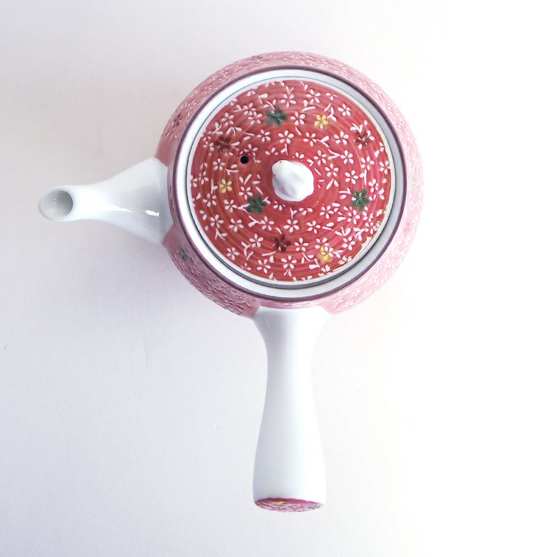 蓋にも花の絵柄が入ります