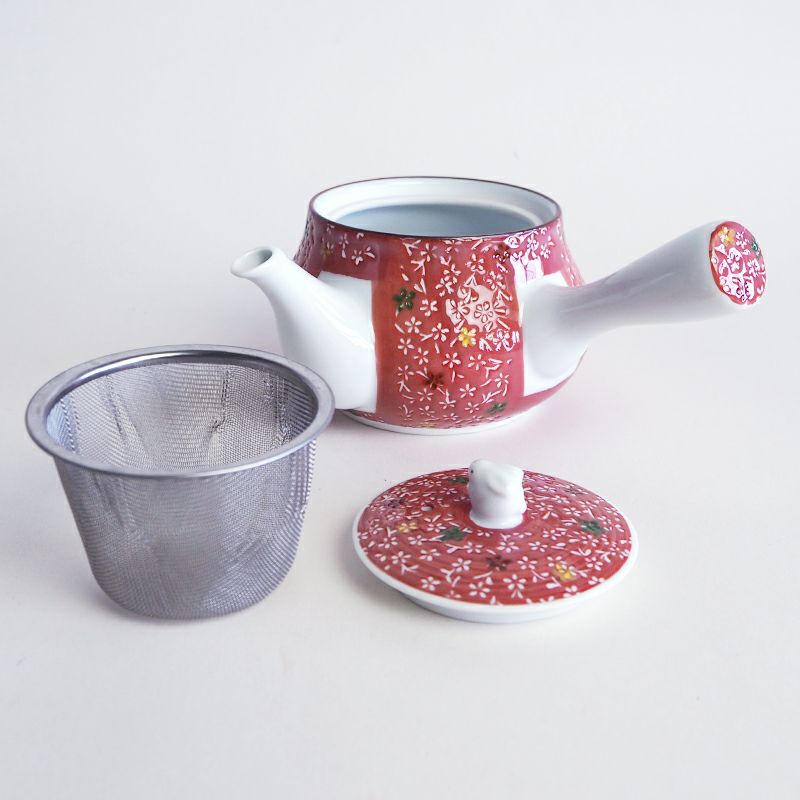 ステンレス製の茶こし付きです