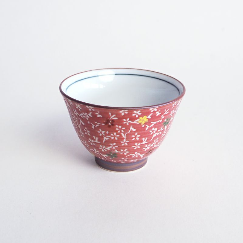 小花がかわいらしい煎茶碗です