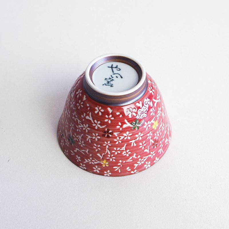 つるりとした質感で持ちやすい器です