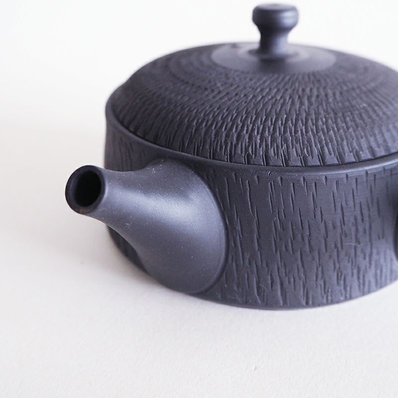 重厚な黒泥のマットな仕上げの急須です