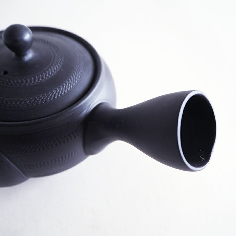 持ちやすい横手の急須です