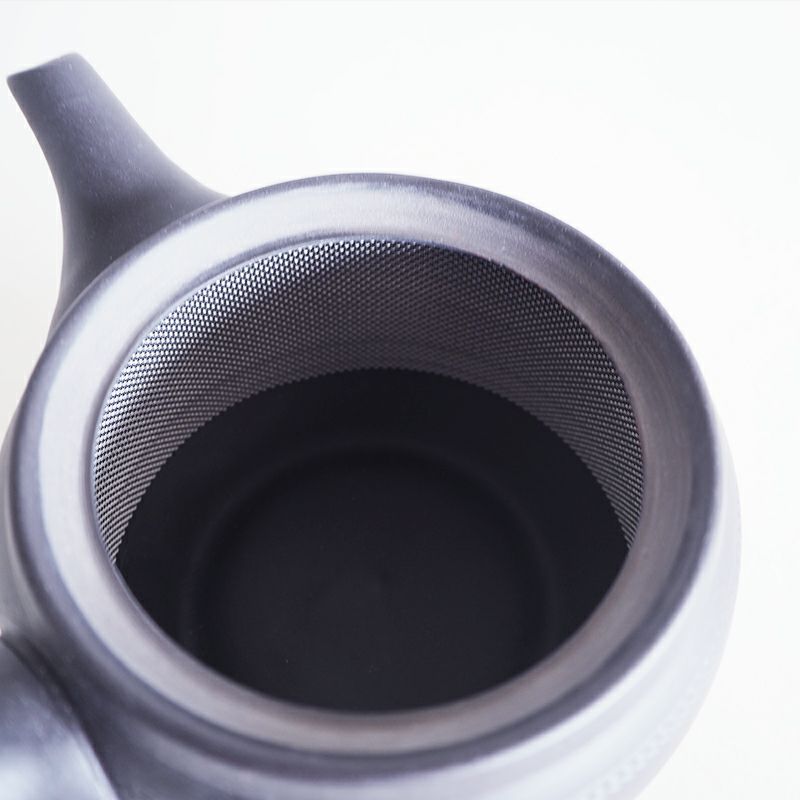 内側には帯状に茶こしが貼り付けられています