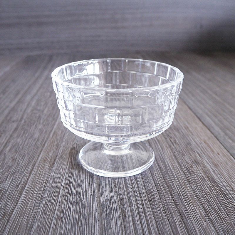 アイスクリームなど定番のデザートに似合うグラスです