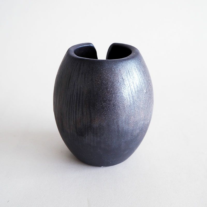 シックな佇まいの花瓶です