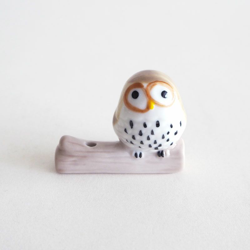 止まり木にちょこんと乗った姿がかわいい