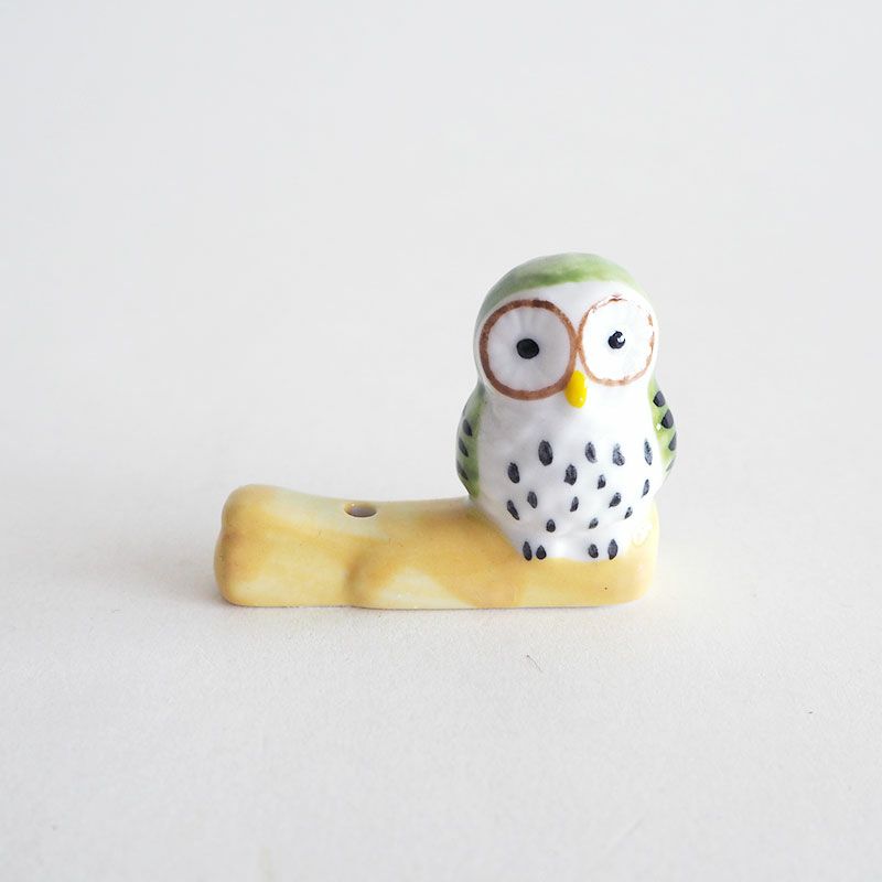 止まり木にちょこんと乗った姿がかわいい