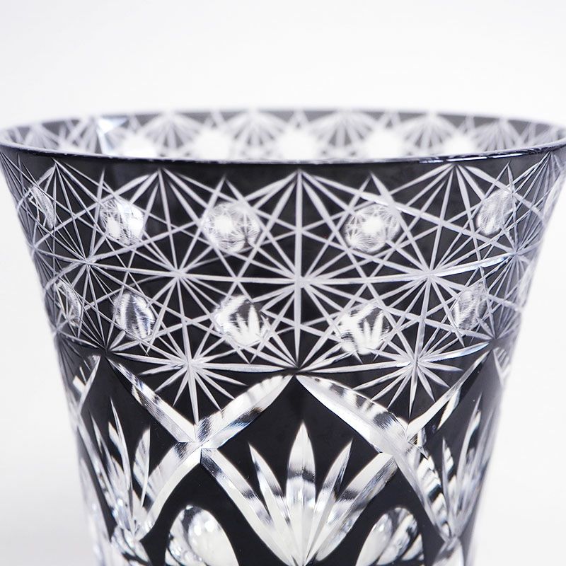 カットした面が透けてガラスとのコントラストが美しい