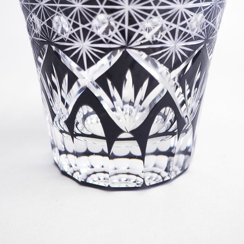 カットした面が透けてガラスとのコントラストが美しい