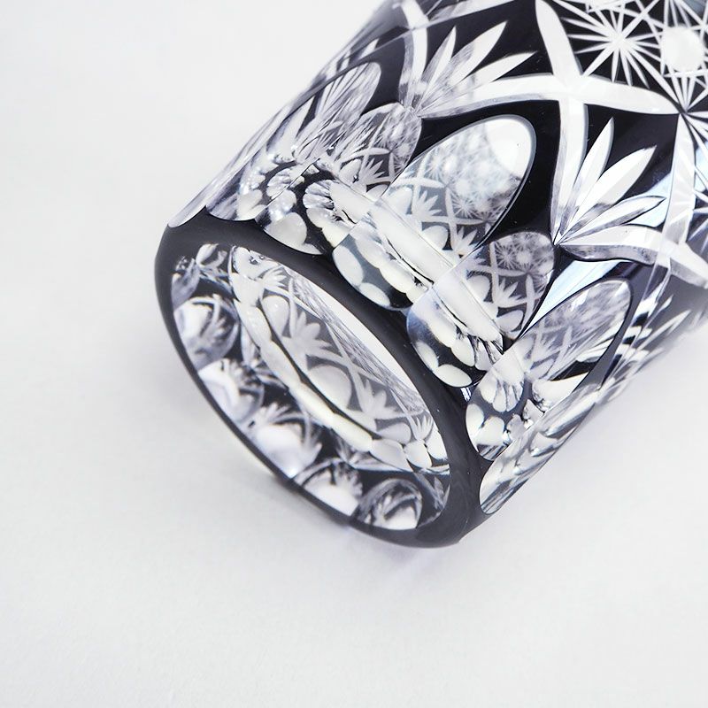 カットした面が透けて絵柄が重なり合うように見えます