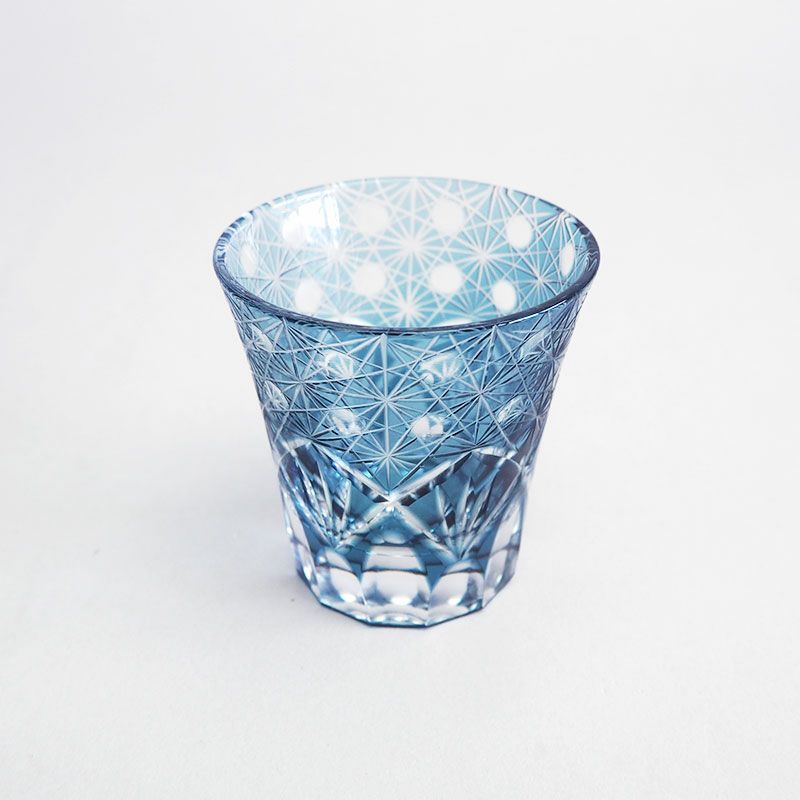 細部までこだわったカット加工が美しいデザインです