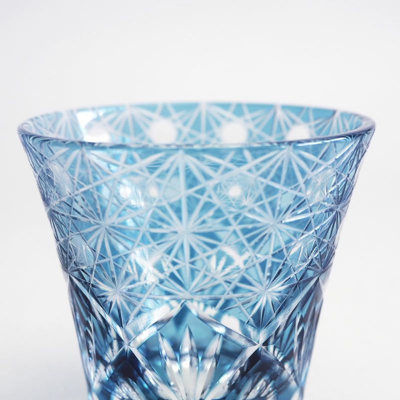 カットした面が透けてガラスとのコントラストが美しい