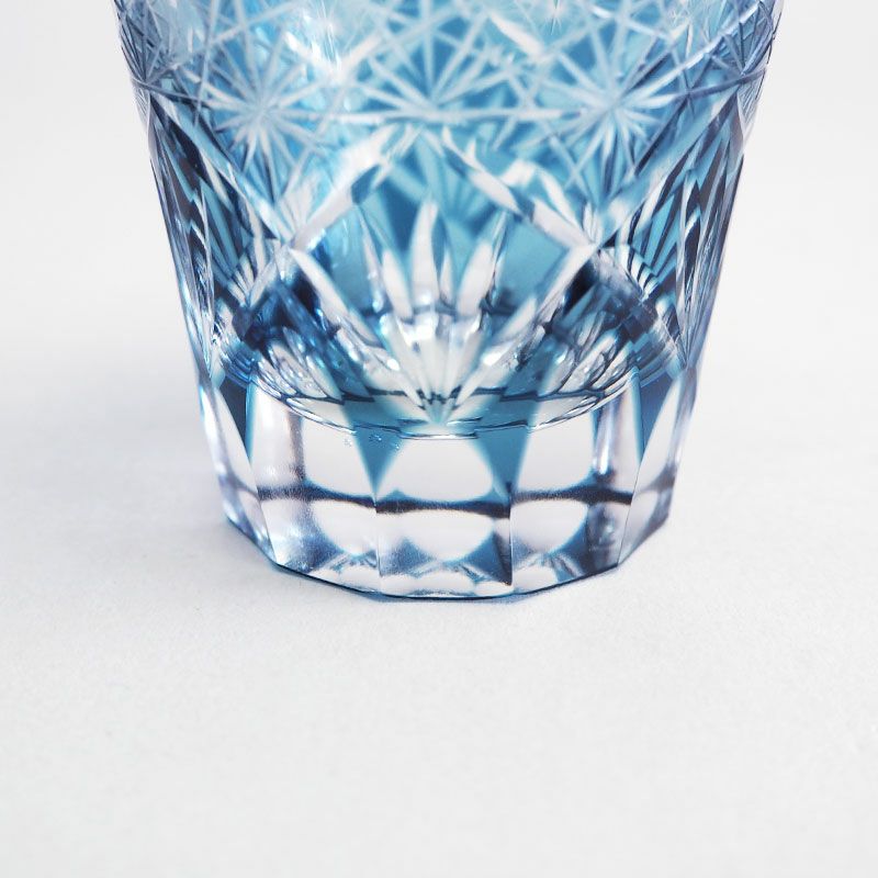 カットした面が透けてガラスとのコントラストが美しい