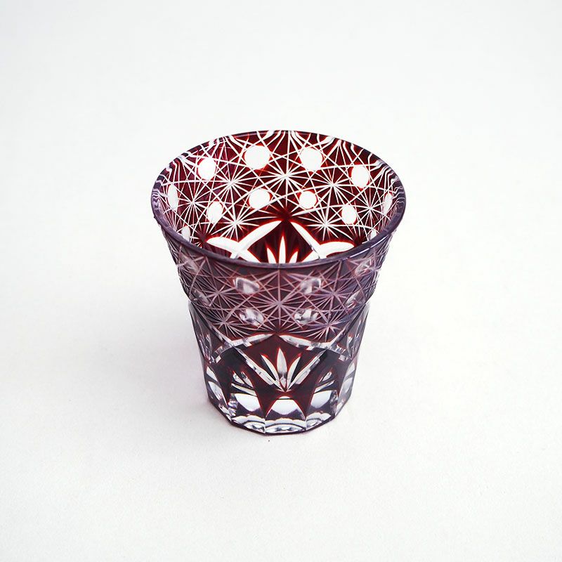 細部までこだわったカット加工が美しいデザインです