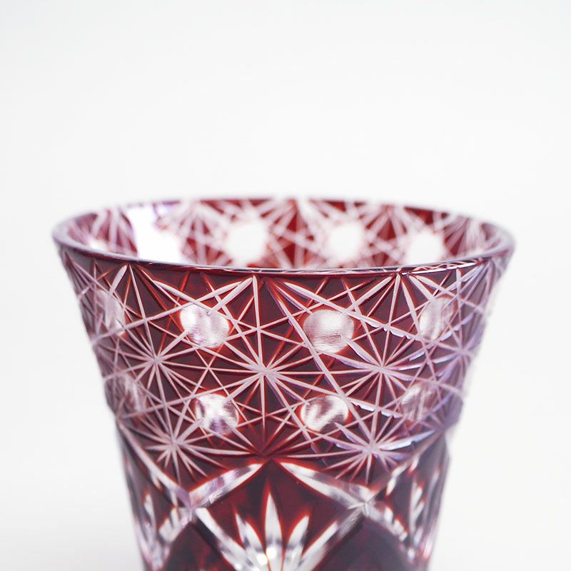 カットした面が透けてガラスとのコントラストが美しい