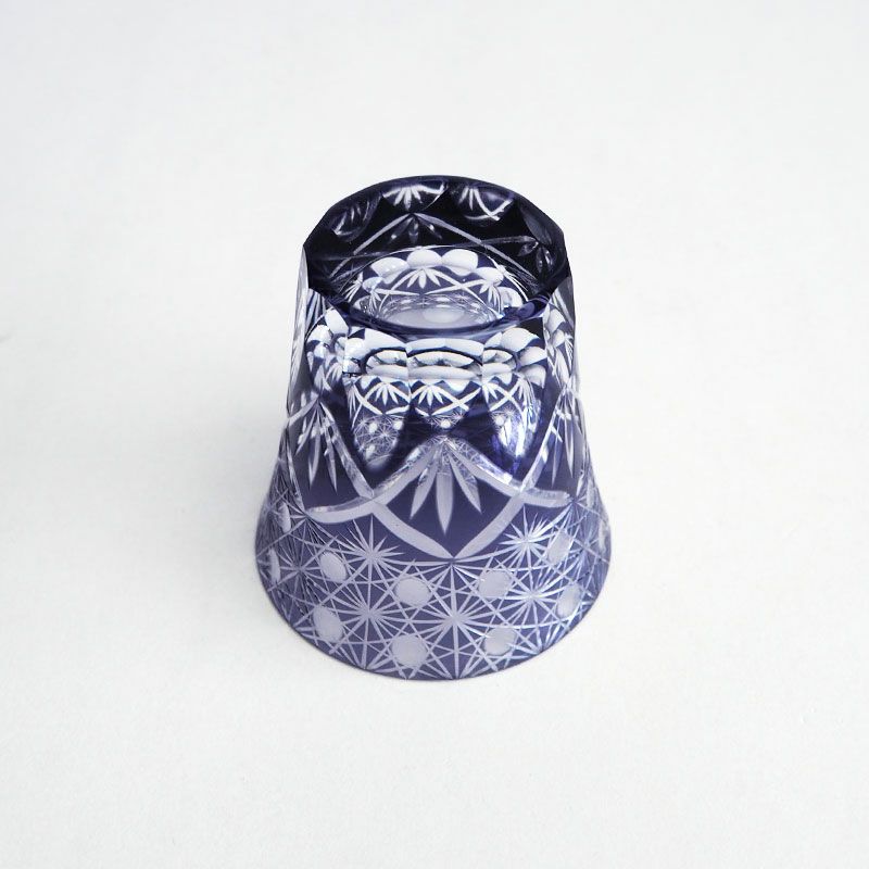 細部までこだわったカット加工が美しいデザインです