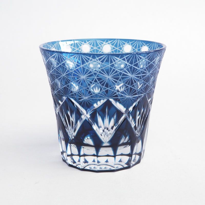 細部までこだわったカット加工が美しいデザインです