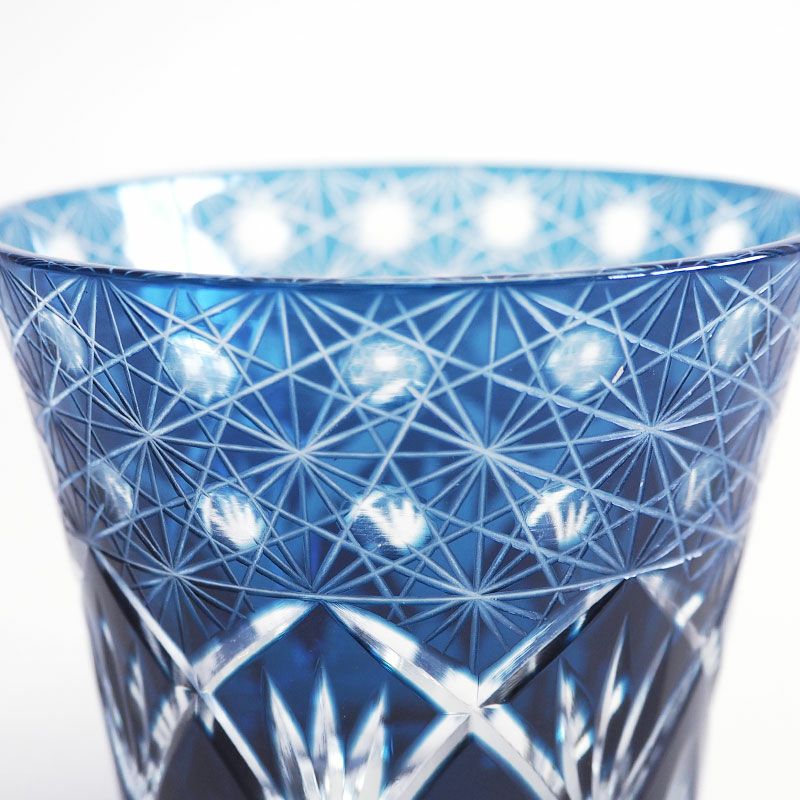 カットした面が透けてガラスとのコントラストが美しい