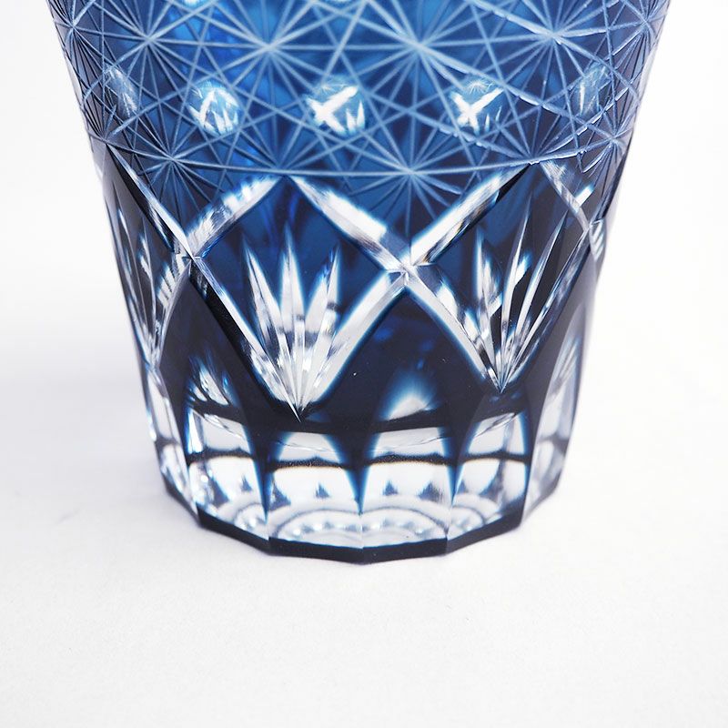 カットした面が透けてガラスとのコントラストが美しい