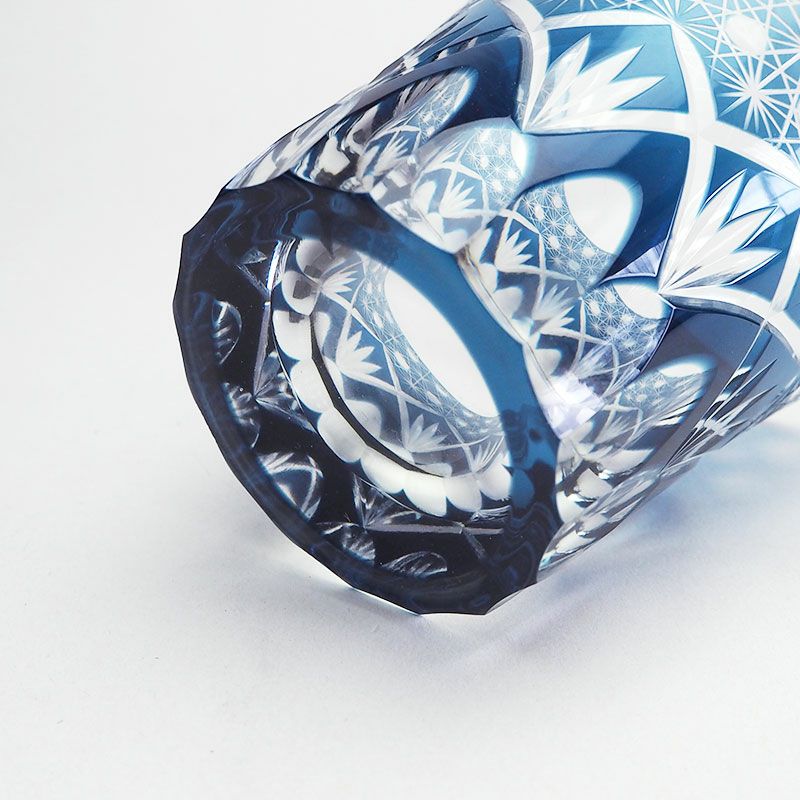 カットした面が透けて絵柄が重なり合うように見えます