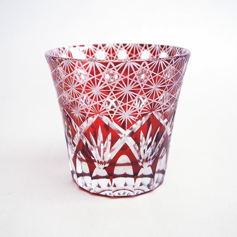 細部までこだわったカット加工が美しいデザインです