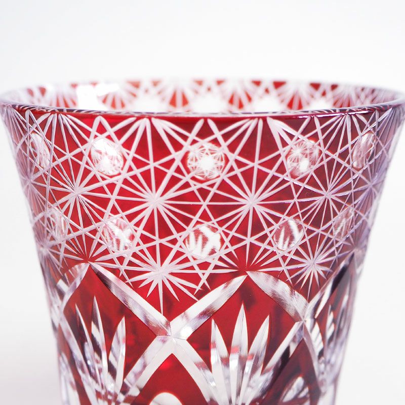 カットした面が透けてガラスとのコントラストが美しい