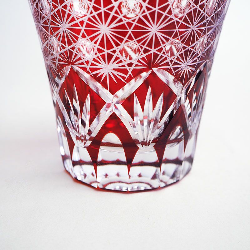 カットした面が透けてガラスとのコントラストが美しい