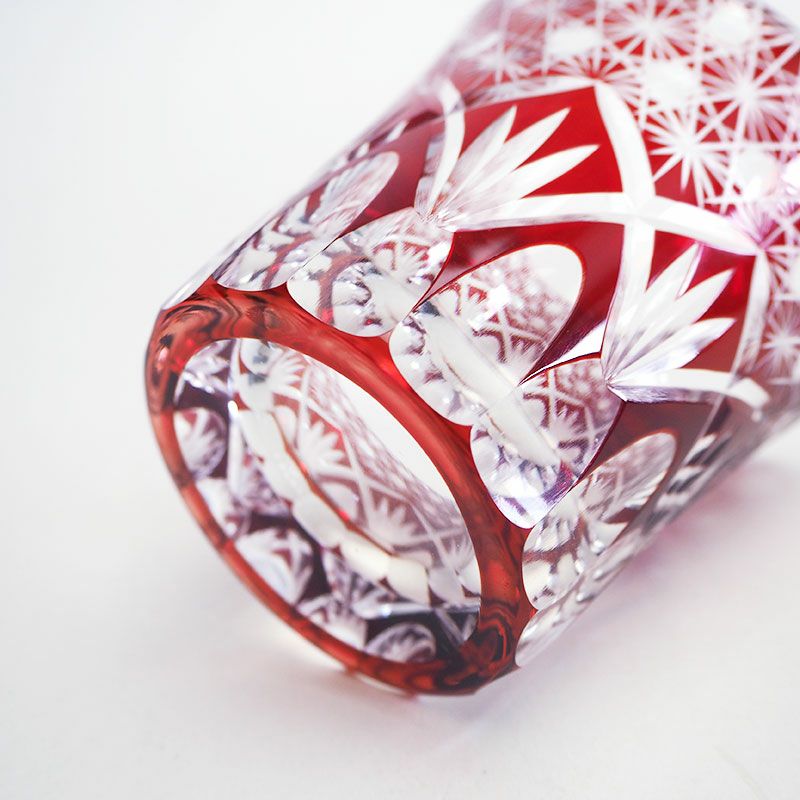 カットした面が透けて絵柄が重なり合うように見えます