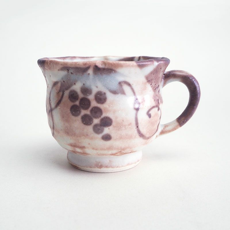 ぶどうの絵柄が特徴的です