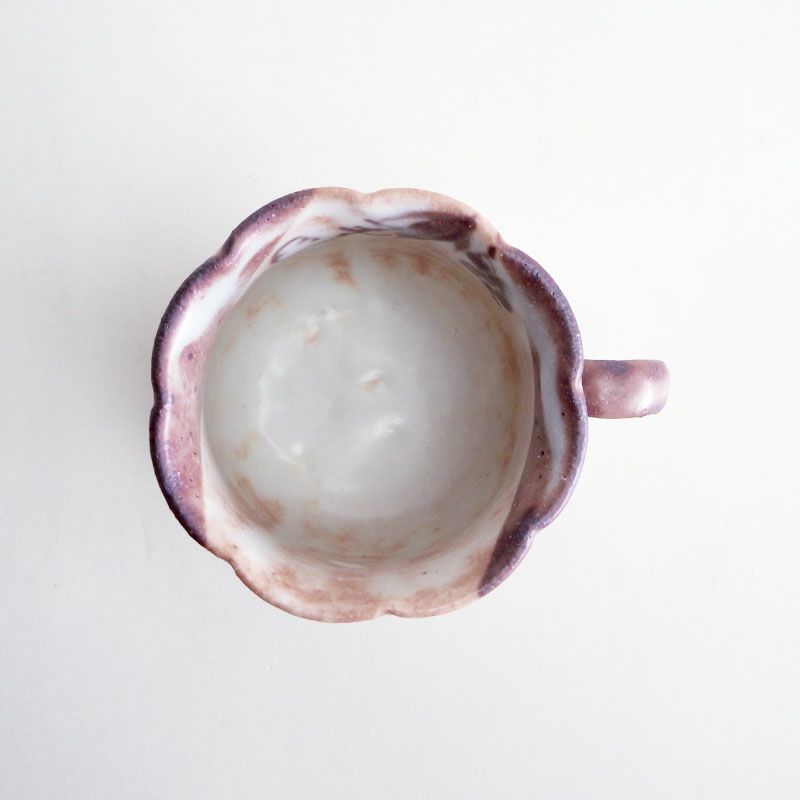 丸みを帯びた飲み口です