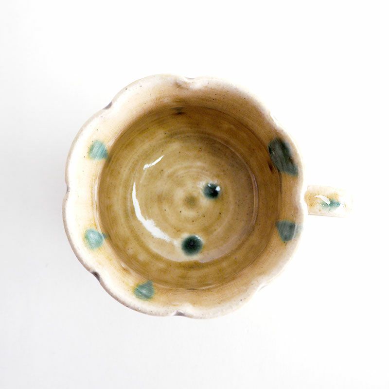 緑の斑点がアクセント