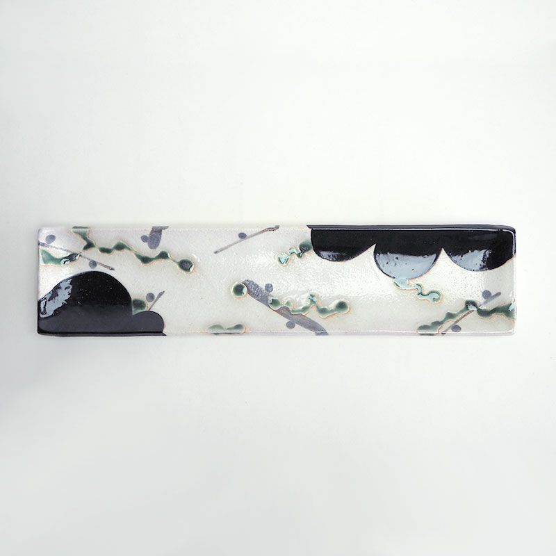 黒織部と白地に絵柄のコントラストが美しい