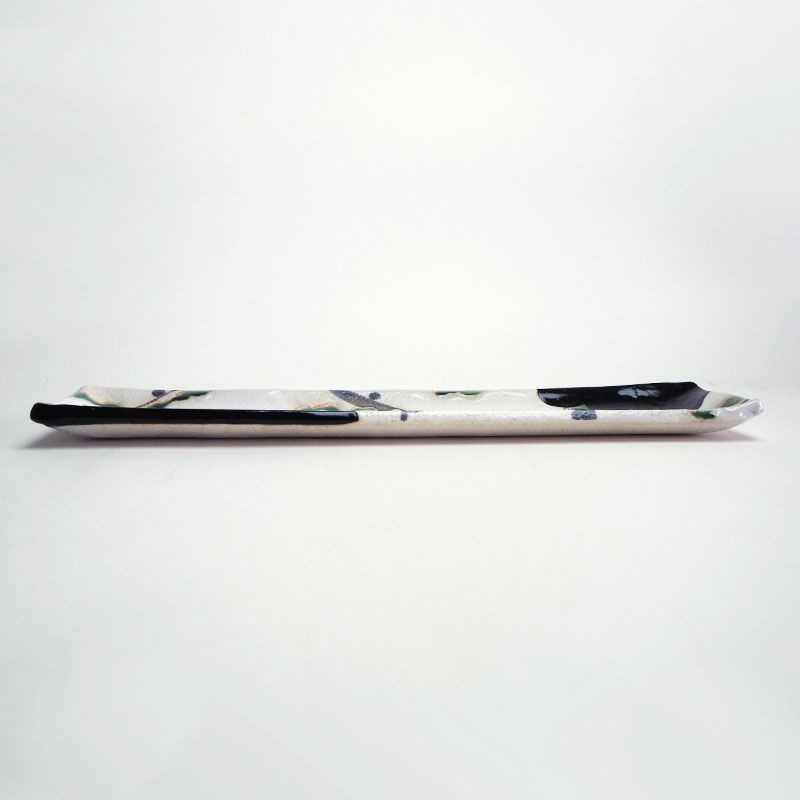 料理が映える薄い形状です