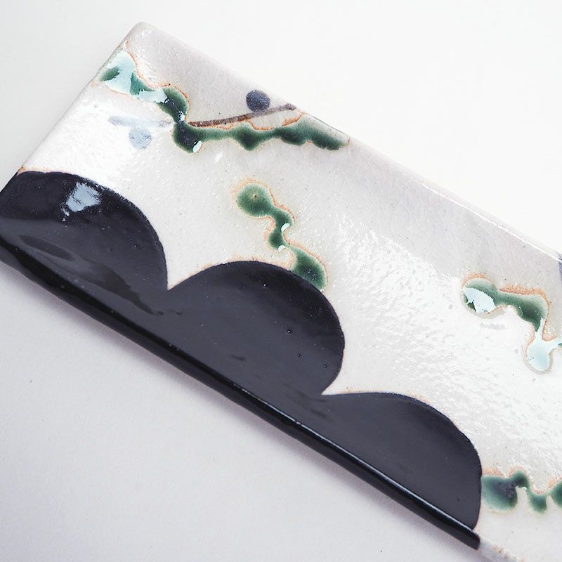 黒織部特有の黒と白のコントラストが美しい