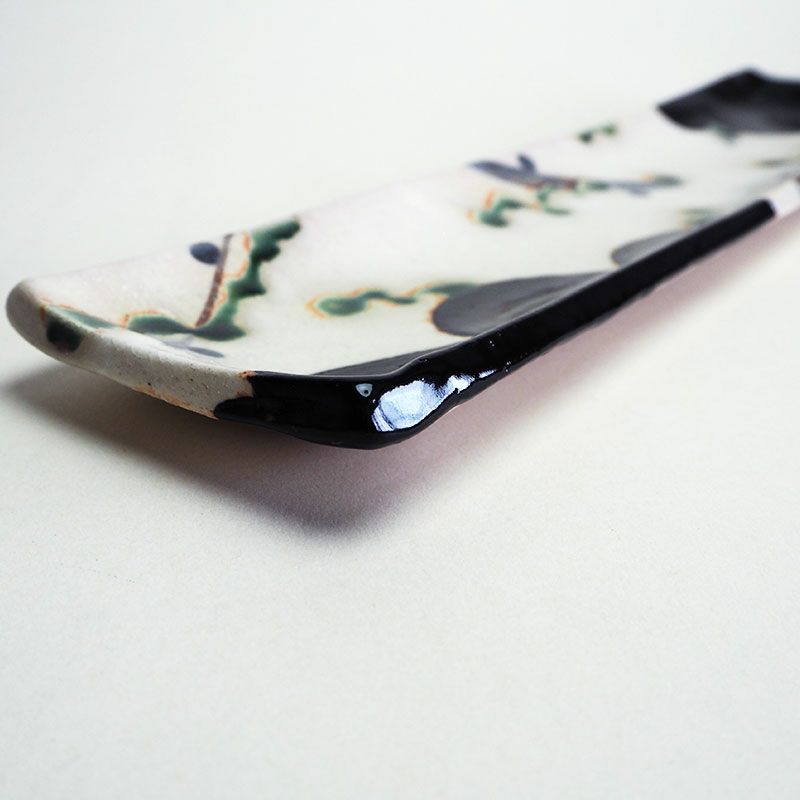 黒織部特有の黒と白のコントラストが美しい