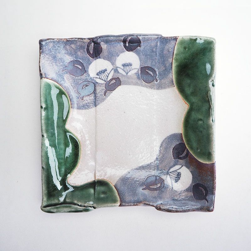 鼠色に椿の絵柄が印象的です