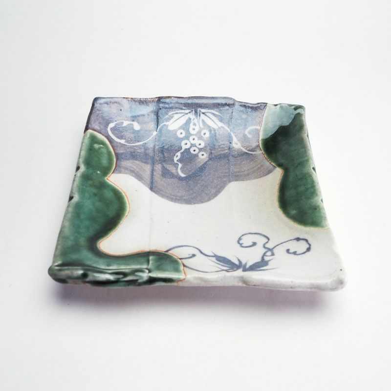 織部釉独特の緑が印象的な器です