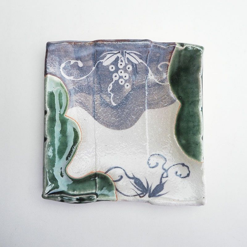 鼠色にぶどうの絵柄が印象的です