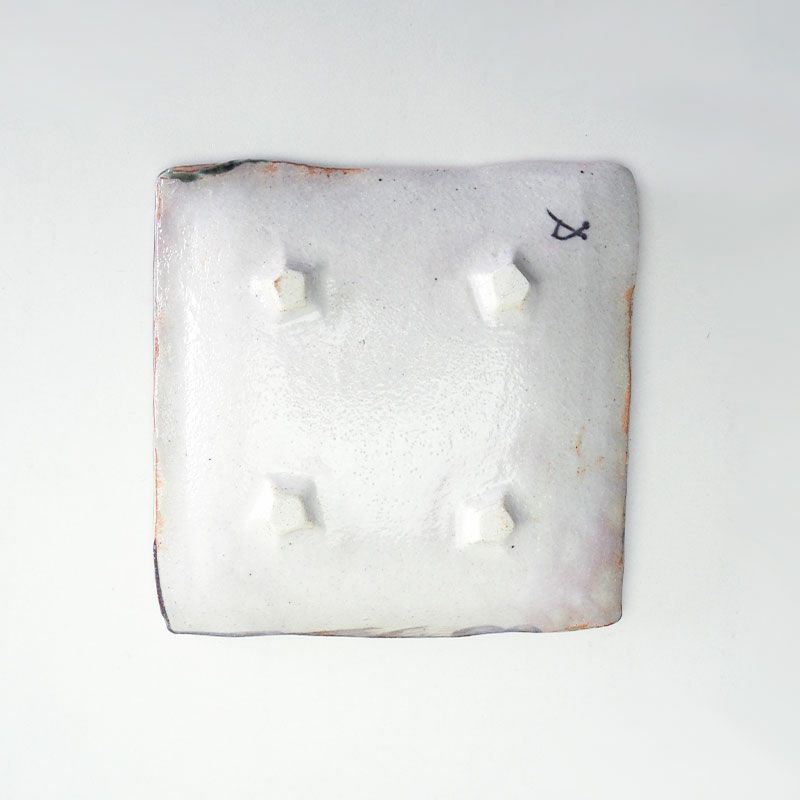 四か所に足が付いた裏です